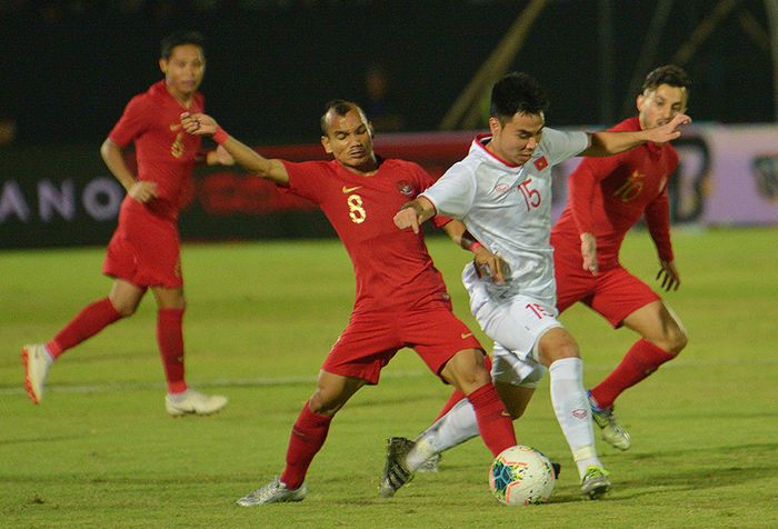 Pesepak bola Timnas Indonesia Riko Simanjuntak (kedua kiri) berebut bola dengan pesepak bola Timnas Vietnam Pham Duc Hui (kedua kanan) dalam pertandingan Grup G Kualifikasi Piala Dunia 2022 zona Asia di Stadion I Wayan Dipta, Gianyar, Bali, Selasa (15/10/2019). Indonesia kalah dari Vietnam dengan sk