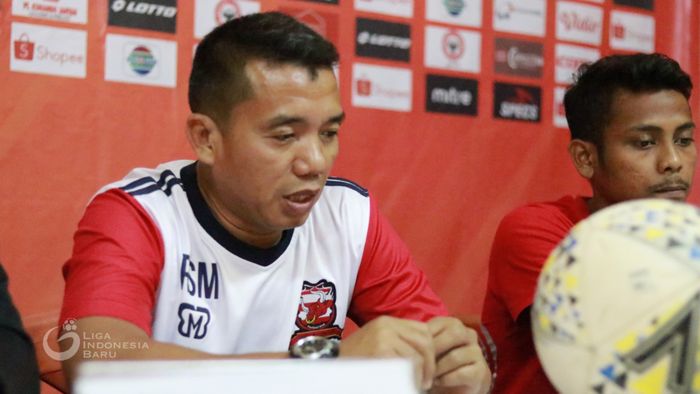 Pelatih Madura United, Rasiman, saat memberikan pernyataan dalam jumpa pers.