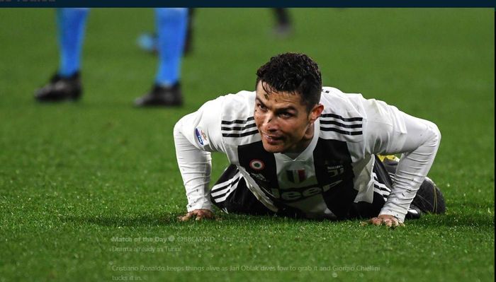 Cristiano Ronaldo saat terjatuh di lapangan.