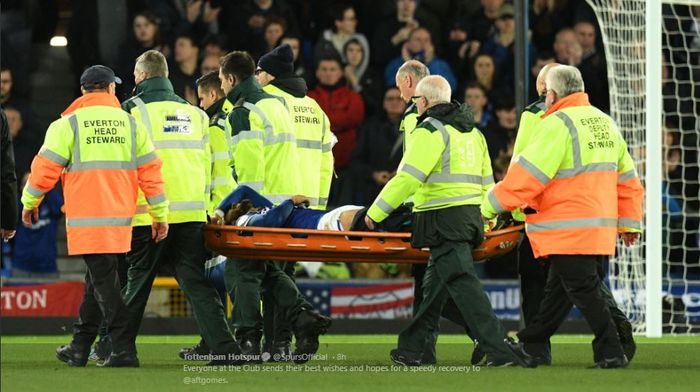 Gelandang Everton, Andre Gomes, ditandu keluar lapangan usai mengalami cedera dalam laga pekan ke-11 Liga Inggris melawan Tottenham Hotspur di Goodison Park, 3 November 2019.