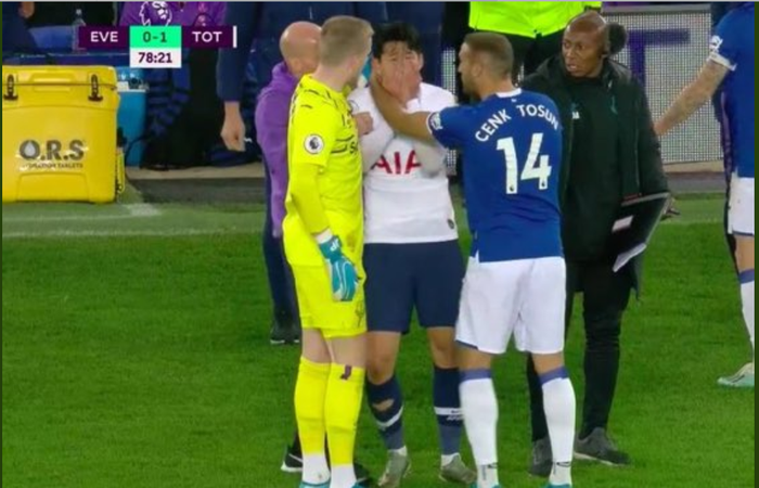 Pemain Tottenham Hotspur, Son Heung-min, menangis setelah terlibat dalam insiden yang mengakibatkan patahnya engkel gelandang Everton, Andre Gomes, Minggu (3/11/2019).