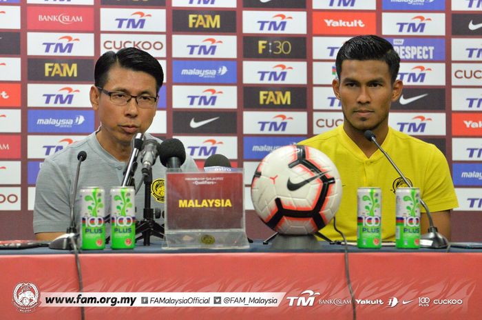 Pelatih timnas Malaysia, Tan Cheng Hoe (kiri), bersama pemainnya, Syahmi Safari (kanan), saat menghadiri konferensi pers sebelum laga melawan Indonesia dalam Kualifikasi Piala Dunia 2022 Grup G Zona Asia.