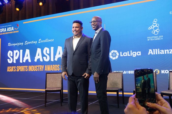 Ronaldo Nazario de Lima (kiri) bersama Dr. Edwin Moses (kanan) saat memberikan presentasi mengenai Bisnis Olahragara pada acara Asia's Sports Industry Awards and Conference 2019, Selasa (3/12/2019) di Hotel Grand Hyatt, Manila, Filipina.