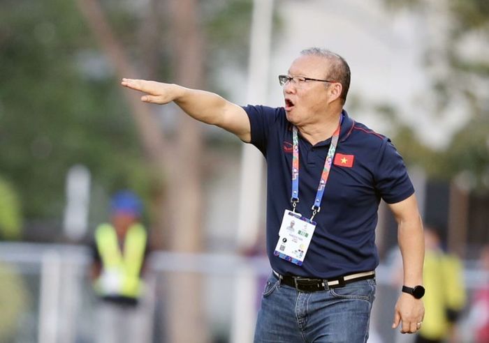 Pelatih timnas U-22 Vietnam, Park Hang Seo, memberikan arahan kepada pemainnya saat tampil di SEA Games 2019.