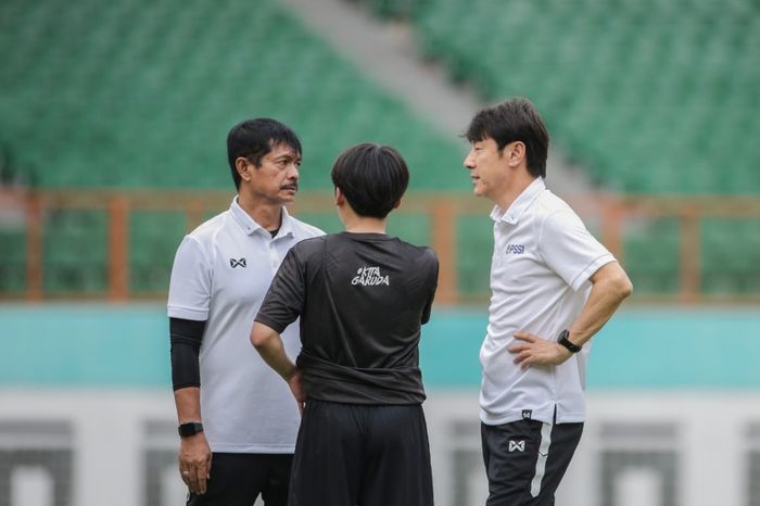 Pelatih sekaligus manajer timnas Indonesia, Shin Tae-yong, berunding dengan Indra Sjafri saat memimpin latihan timnas U-19 Indonesia.