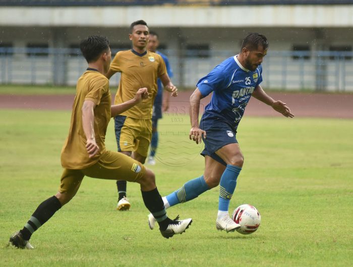 Winger Persib Bandung, Zulham Zamrun, menggiring bola saat laga uji coba melawan Persib U-20 di Stadion Gelora Bandung Lautan Api (GBLA), Bandung, 6 Februari 2020.