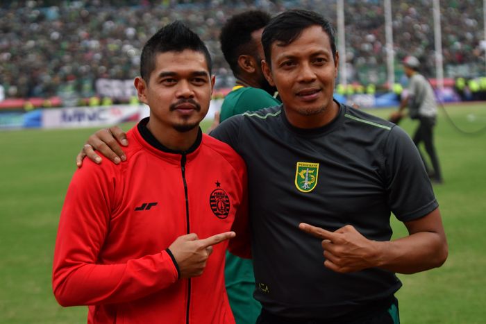 Manajer Persija Jakarta, Bambang Pamungkas, foto bersama dengan asiste pelatih Persebaya Surabaya, Bejo Sugiantoro, selepaslaga final Piala Gubernur Jatim 2020.