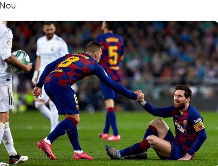 Ekspresi megabintang Barcelona, Lionel Messi (kanan), dalam laga Liga Spanyol kontra Real Madrid di Stadion Santiago Bernabeu, Minggu (1/3/2020).