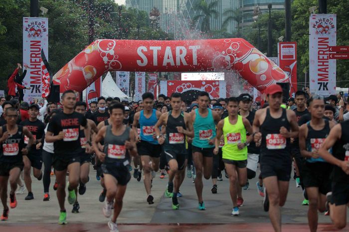 Ribuan pelari mengikuti event lari Maherun 7K di komplek olahraga Gelora Bung Karno, Senayan, Ahad (15/3/2020).