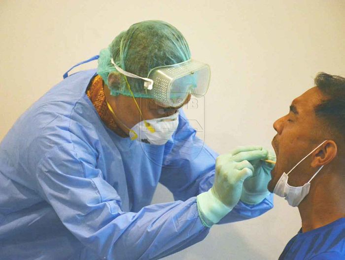 Gelandang Persib Bandung menjalani pemeriksaan medis dalam rangka mencegah virus corona di Graha Persib, Kamis (26/3/2020)