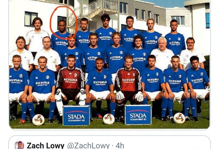 Hiannick Kamba bersama Manuel Neuer dan rekan setim lainnya di tim muda Schalke 04. 