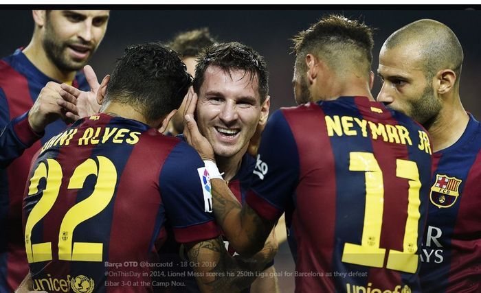 Lionel Messi dikerubuti rekan setimnya usai mencetak gol Barcelona ke gawang Eibar di partai Liga Spanyol 2014-2015.