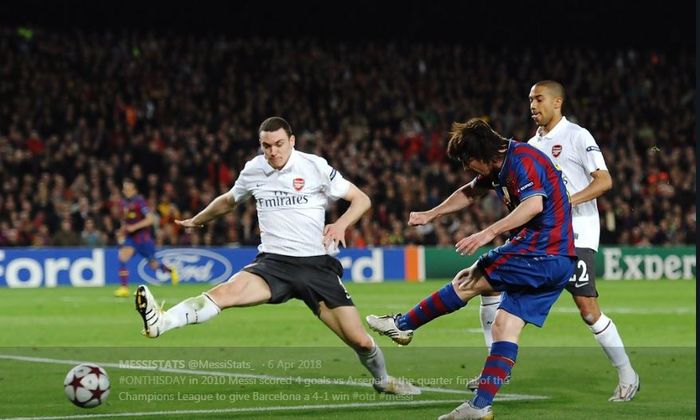 Lionel Messi mencetak gol Barcelona ke gawang Arsenal dalam laga Liga Champions 2009-2010.