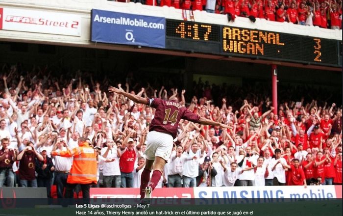 Selebrasi penyerang legendaris Arsenal, Thierry Henry, usai menjebol gawang Wigan Athletic pada laga Liga Inggris  2005-2006.