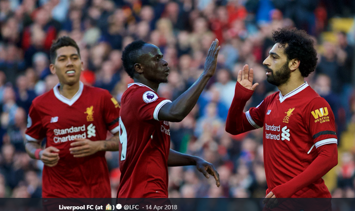Tiga penyerang Liverpool, Roberto Firmino, Sadio Mane, dan Mohamed Salah melakukan selebrasi bersama.