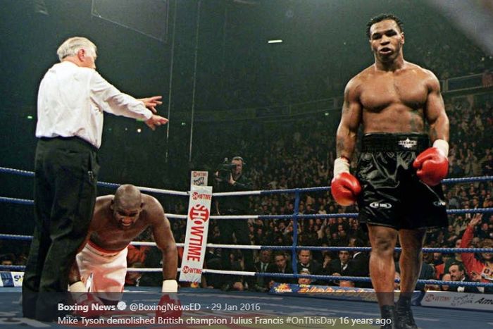 Mike Tyson (kanan) mengalahkan Julius Francis dalam pertandingan di M. E. N. Arena, Manchester, Inggris, 29 Januari 2000.