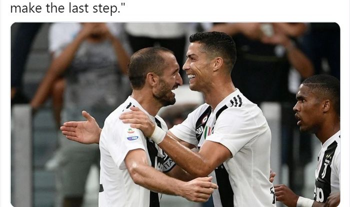 Giorgio Chiellini (kiri) memeluk Cristiano Ronaldo saat merayakan kemenangan untuk Juventus.