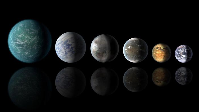 Ilustrasi seniman dari eksoplanet yang berpotensi untuk dihuni. Dari kiri ke kanan: Kepler-22b, Kepler-69c, Kepler-452b, Kepler-62f and Kepler-186f. Yang terakhir adalah Bumi.