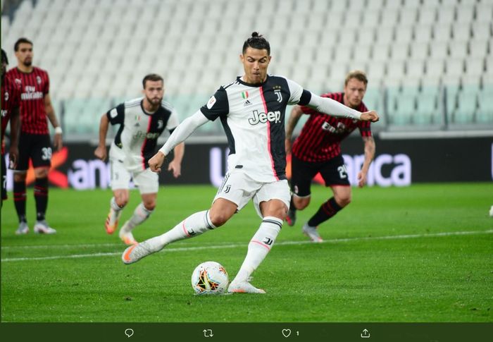 Penyerang Juventus, Cristiano Ronaldo, gagal menjaringkan bola melalui tendangan penalti pada laga semifinal leg kedua Coppa Italia di Allianz Stadium, Jumat (12/6/2020) atau Sabtu dini hari WIB.