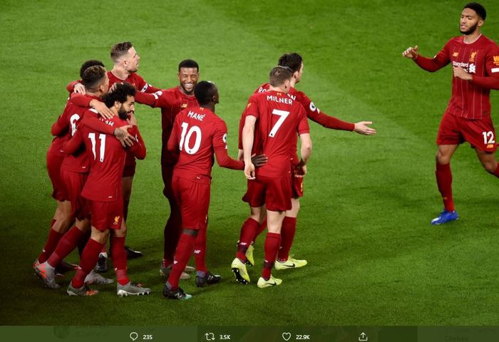 Para pemain Liverpool merayakan gol dalam sebuah pertandingan.