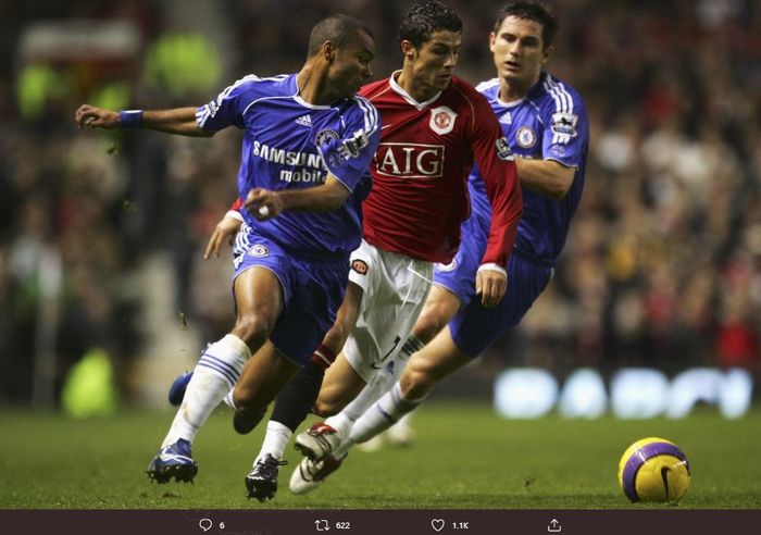Bek sayap Chelsea, Ashley Cole, (depan) mencoba menghadang Cristiano Ronaldo dalam ajang Liga Champions.