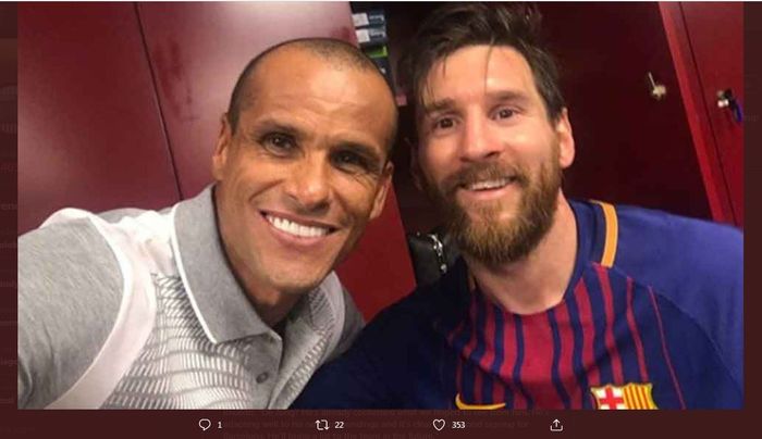 Legenda Barcelona, Rivaldo (kiri) melakukan swafoto dengan Lionel Messi.
