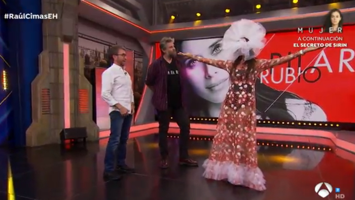 gaun unik Pilar Rubio yang membuatnya mengalam kecelakaan di set acara