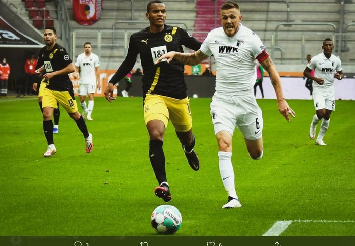 Momen perebutan bola antara pemain Borussia Dortmund, Manuel Akanji dengan pemain Augsburg, Jeffrey Gouweleeuw, pada laga pekan kedua Bundesliga 2020-2021, Sabtu (26/9/2020).