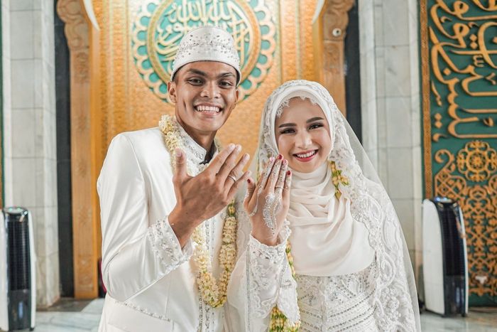 Rachmat Irianto bersama istrinya Siti Qonita memamerkan cincin perkawinan mereka. Minggu (1/11) pagi kedua mempelai tersebut melangsungkan pernikahan di masjid Al-Akbar Surabaya