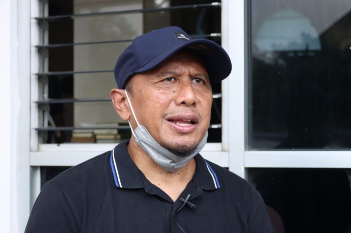 Rahmad Darmawan saat di rumah duka almarhum Ricky Yacobi di Bintaro, Tangerang Selatan