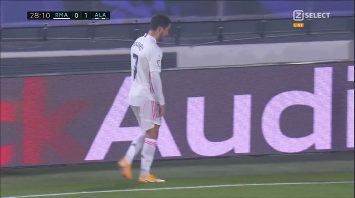 Penyerang Real Madrid, Eden Hazard, meninggalkan lapangan usai mengalami cedera dalam laga kontra Alaves, Sabtu (28/11/2020).