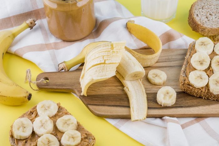 Ilustrasi makan pisang saat perut kosong.