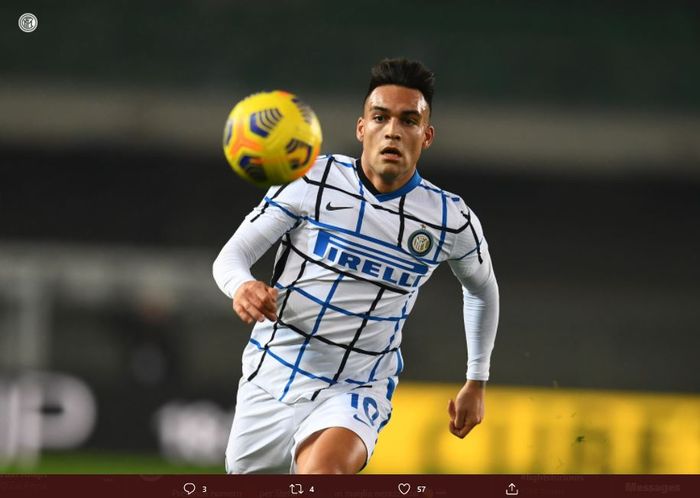 Penyerang Inter Milan, Lautaro Martinez, mengejar bola dalam laga melawan Hellas Verona, Selasa (23/12/2020).