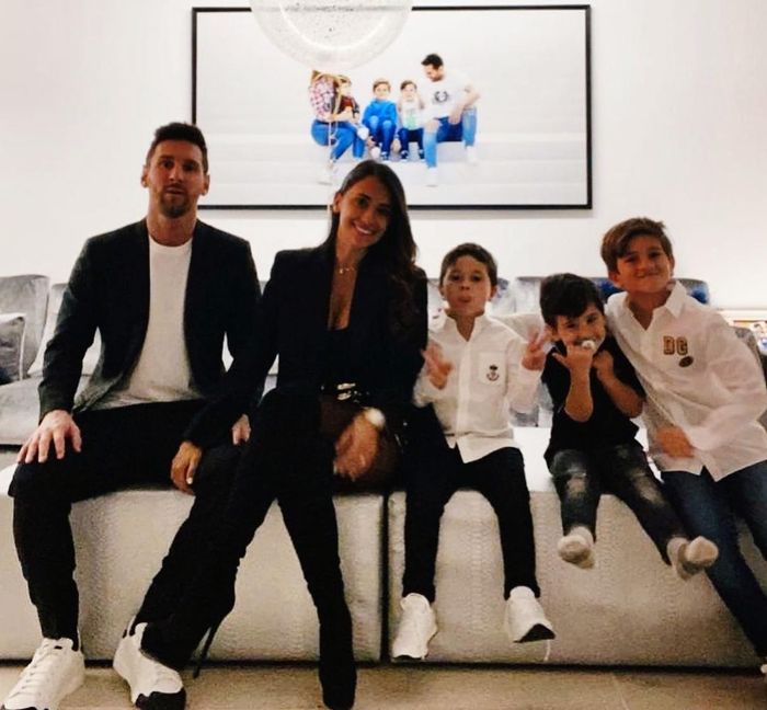 Megabintang Barcelona, Lionel Messi menyambut tahun baru 2021 dengan berfoto bersama istrinya, Andonela Roccuzzo dan ketiga putranya.