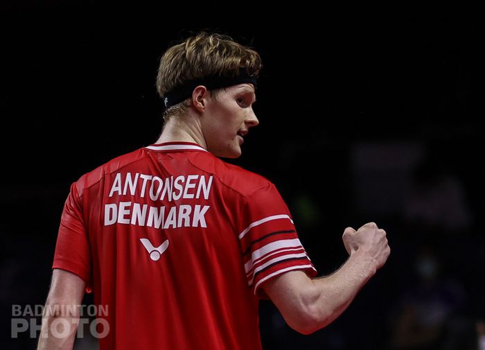 Pemain tunggal putra Denmark, Anders Antonsen, melakukan selebrasi pada pertandingan perempat final Thailand Open II 2021 di Impact Arena, Bangkok, Thailand, Jumat (22/1/2021).