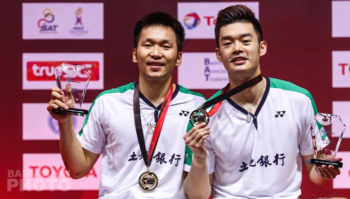 Pasangan ganda putra Taiwan, Lee Yang/Wang Chi-Lin, berpose dengan medali emas serta plakat juara Thailand Open II 2021 di Impact Arena, Bangkok, Thailand, Minggu (24/1/2021).