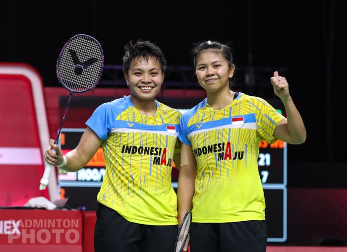 Pasangan ganda putri Indonesia, Greysia Polii/Apriyani Rahayu, berpose setelah menjalani laga kedua fase grup BWF World Tour Finals 2020 di Impact Arena, Bangkok, Kamis (28/1/2021).