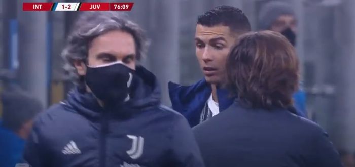  Megabintang Juventus, Cristiano Ronaldo diduga mengintimdasi pelatihnya sendiri Andrea Pirlo pada laga melawan  Inter Milan pada leg pertama semifinal Coppa Italia 2020-2021.