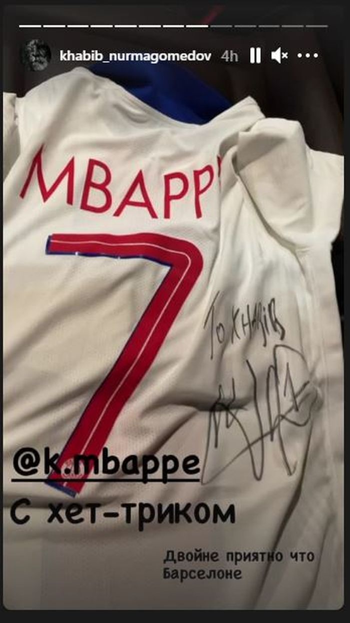 Instastory legenda UFC, Khabib Nurmagomedov mendapat jersey lengkap dengan tanda tangan Kylian Mbappe saat PSG menang 4-1 atas Barcelona.