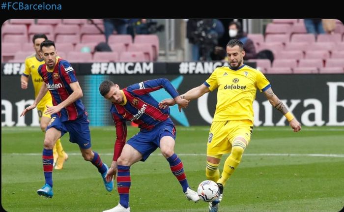 Clement Lenglet melakukan pelanggaran di dalam kotak penalti yang berbuah hukuman penalti bagi Barcelona sehingga laga berakhir imbang 1-1 melawan Cadiz.