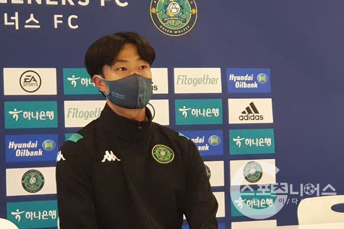 Pencetak gol perdana Ansan Greeners, Lee Jun-hee mengaku ingin belajar dari rekan setim barunya asal Indonesia, Asnawi Mangkualam.