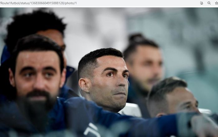 Cristiano Ronaldo duduk di bench Juventus.
