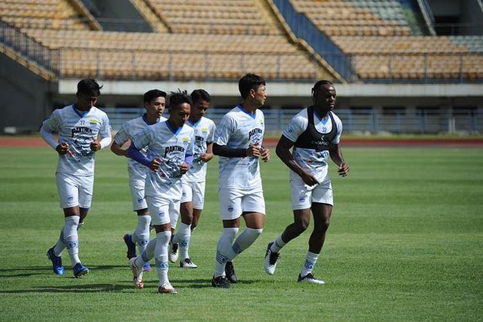 Skuad Persib Bandung saat menjalani latihan bersama.