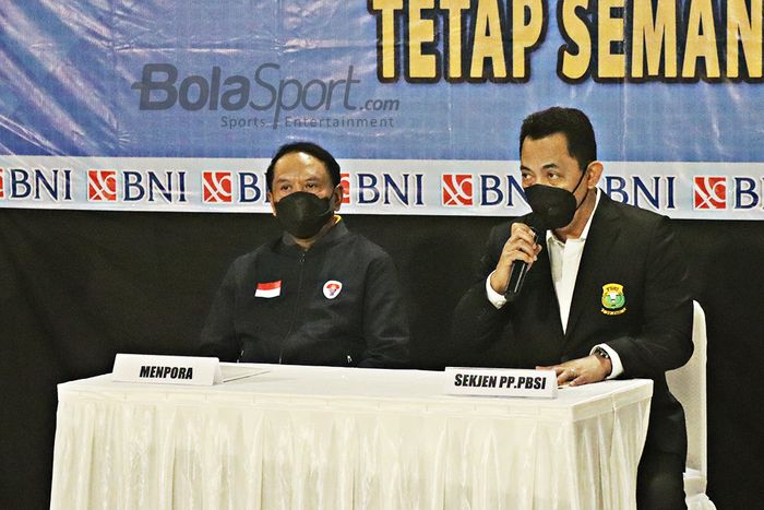 Menteri Pemuda dan Olahraga Republik Indonesia, Zainudin Amali (kiri) dan Sekjen PBSI, Listyo Sigit Prabowo, sedang memberikan keterangan kepada awak media di Bandara Soekarno Hatta, Tangerang, Banten, 22 Maret 2021.