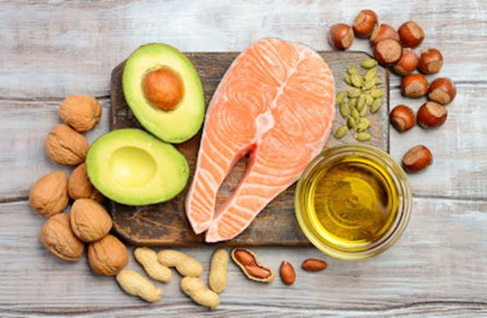 Mengonsumsi lemak tak jenuh menjadi salah satu cara menurunkan kolesterol tinggi. Terdapat pada alpukat, sayuran hijau, ikan salmon, dan lainnya.