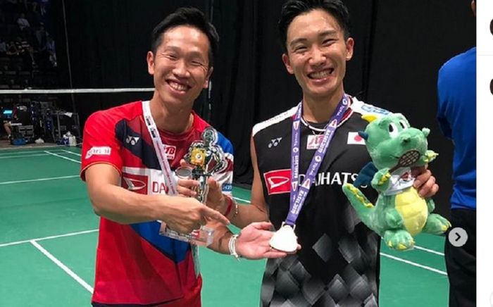 Pelatih tunggal putra Jepang, Yosuke Nakanishi (kiri) bersama Kento Momota saat Kejuaraan Dunia 2019.