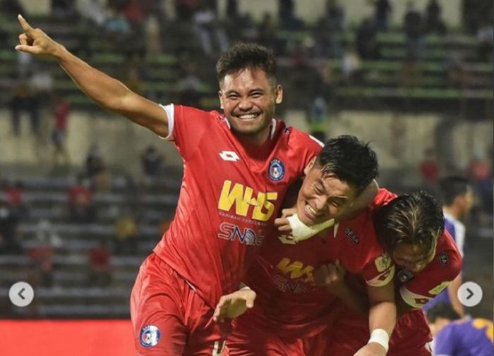 Saddil Ramdani (kiri) kembali membanggakan Indonesia dengan 1 gol dan 2 asisnya untuk Sabah FC saat meladeni UiTM dalam Liga Super Malaysia di Stadion Likas, Kota Kinabalu, Sabtu (17/4/2021) malam WIB.