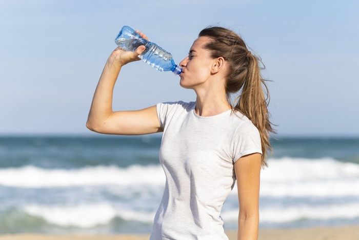 Minum air putih secara rutin penting untuk kesehatan tubuh.