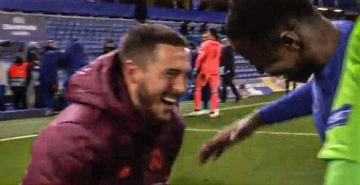 Eden Hazard tertangkap kamera tengah tertawa-tawa dengan pemain Chelsea seusai timnya dikalahkan 0-2 di laga semifinal Liga Champions.