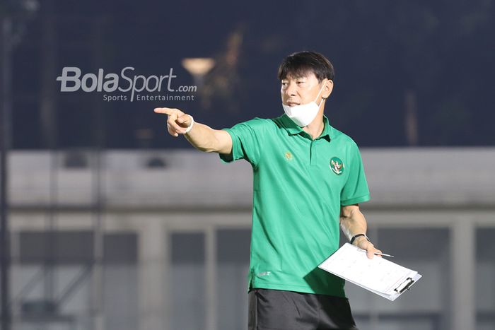 Pelatih timnas Indonesia, Shin Tae-yong, tengah memberikan intruksi kepada anak asuhnya di Stadion Madya, Senayan, Jakarta, 11 Mei 2021.